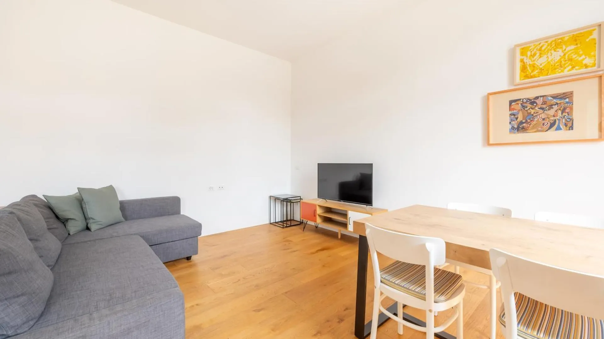 Milano Isola - Bright 2-Room Apartment With Balcony Mediolan