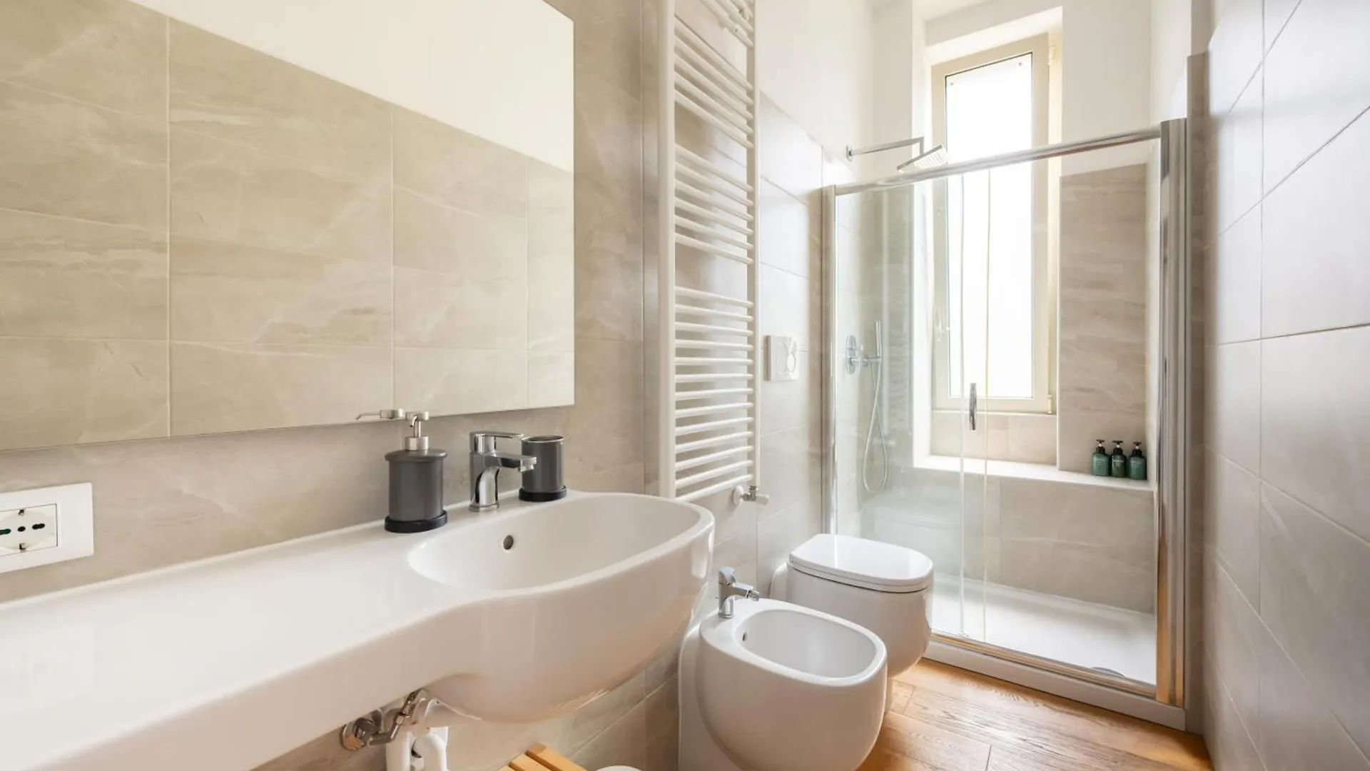 Milano Isola - Bright 2-Room Apartment With Balcony